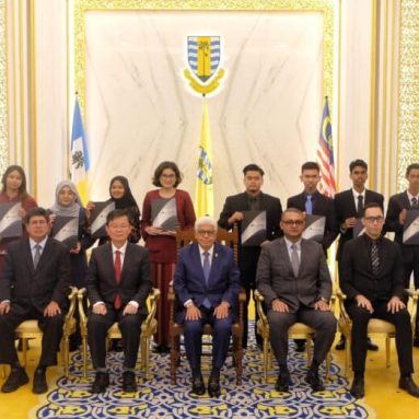 20 Pelajar B40 UNITAR Terima Biasiswa RM1 Juta